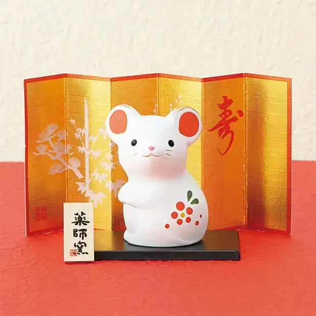 菌の屏風や台座など小物類も充実の干支置物です。