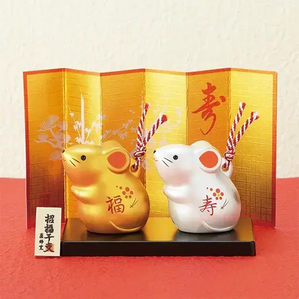 ネズミのフォルムが丸っこくてかわいらしい土鈴です。