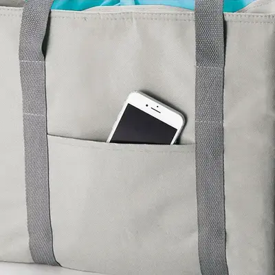 スマホなど、ちょっとした小物が収まるポケット付き。 スマホなど、ちょっとした小物が収まるポケット付き。