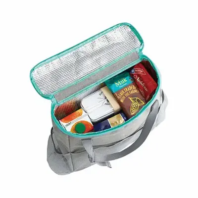 保冷機能付きだから溶ける心配のあるお菓子類も安心。 保冷機能付きだから溶ける心配のあるお菓子類も安心。