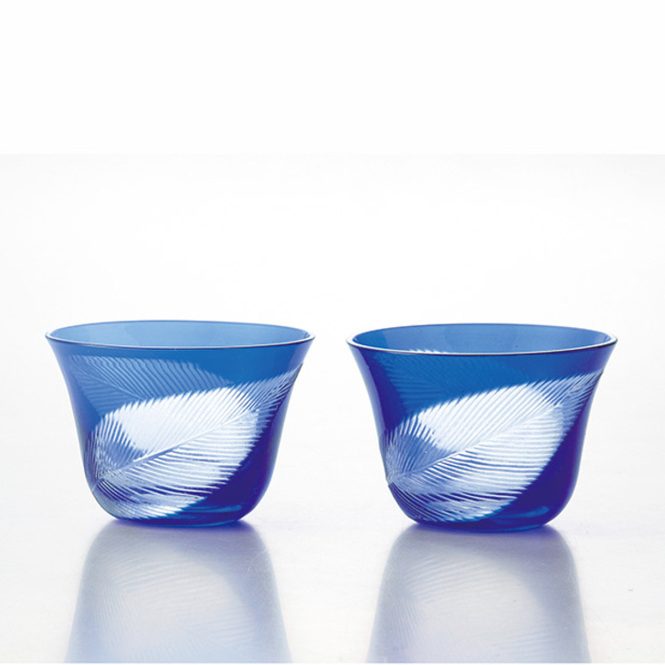 済んだブルーグラスに一つ一つ手作業で彫りだしたリーフモチーフが美しい冷茶グラス2個組です。