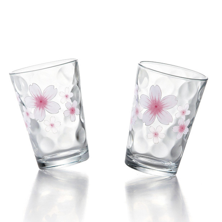 桜の花びらのピンクとガラスの透明感が絶妙なバランス。フレッシュな春を予感させます。