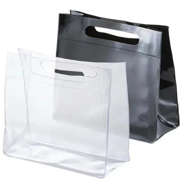 塩化ビニルでできたクリアバッグは濡れた衣服等の持ち運びに便利。