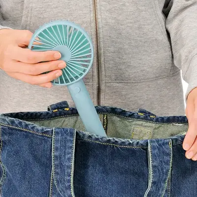バッグにも入るスモールサイズ。 バッグにも入るスモールサイズ。