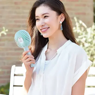 手持ちで風を得る、ハンディタイプでの使用。 手持ちで風を得る、ハンディタイプでの使用。