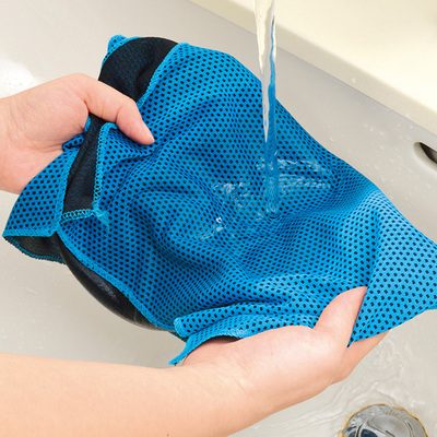 水道水などでタオルを濡らし、絞って使います。