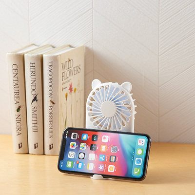 他郷での使用時にはスマホスタンドにもなります。 他郷での使用時にはスマホスタンドにもなります。
