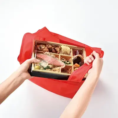 マチが広いのでお弁当を傾けずに入れられます。 マチが広いのでお弁当を傾けずに入れられます。