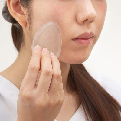 細部までスキのない美肌を作る、新常識のシリコンパフ。 細部までスキのない美肌を作る、新常識のシリコンパフ。