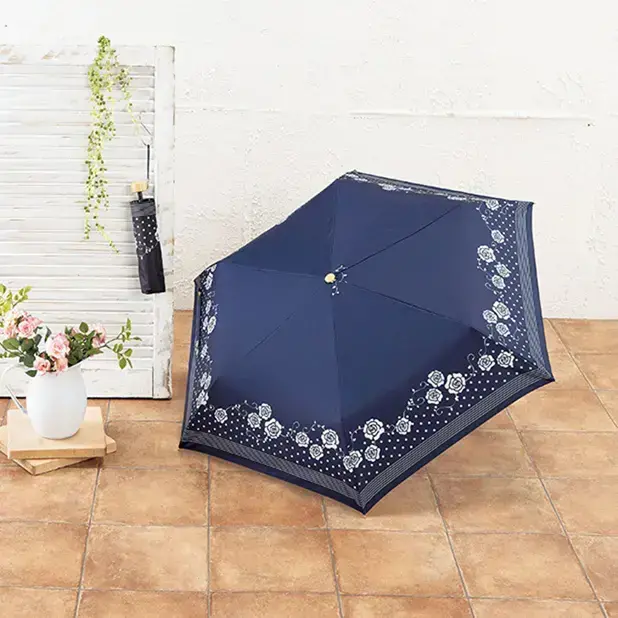 突然の雨にも安心な、バッグなどに入れて携帯できる晴雨兼用の折り畳み傘。