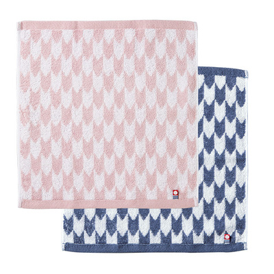 今治ブランドの矢絣(やがすり)文様のハンドタオルです。2色アソートにつき、色・柄の指定はできません。 今治ブランドの矢絣(やがすり)文様のハンドタオルです。2色アソートにつき、色・柄の指定はできません。