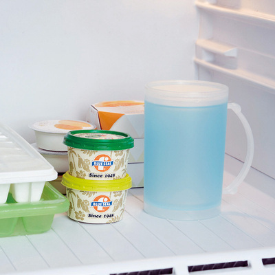 ジョッキの中の保冷液を冷凍庫で凍らせるだけでキンキンひえひえジョッキの出来上がり。