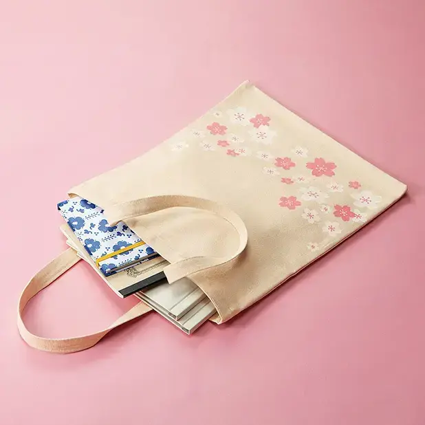 さくら絵柄の入ったA4サイズトートは、ノートや雑誌、パンフレットなどを入れるのに最適です。