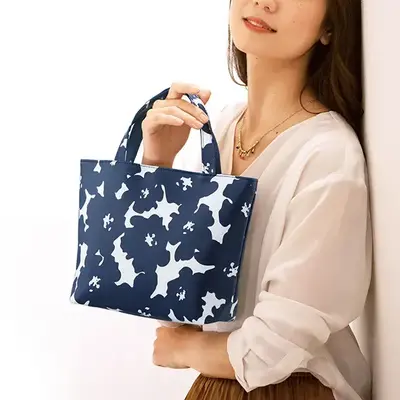 普段使いに程よいサイズのトートバッグです。 普段使いに程よいサイズのトートバッグです。