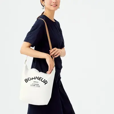 ロゴとレザー調のショルダーがいいアクセントになっています。 ロゴとレザー調のショルダーがいいアクセントになっています。
