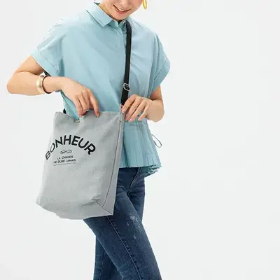 おしゃれ女子に大人気の帆布風ショルダーバッグです。 おしゃれ女子に大人気の帆布風ショルダーバッグです。