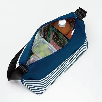 ショルダーなのに保冷温。うれしい機能でスポーツ観戦時の水分補給にもピッタリ。 ショルダーなのに保冷温。うれしい機能でスポーツ観戦時の水分補給にもピッタリ。