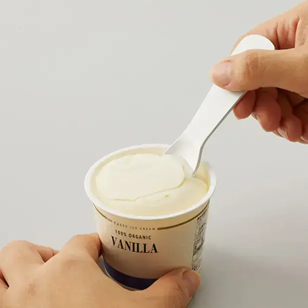 指先の熱を伝えてアイスクリームが食べやすい柔らかさになります。