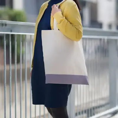A4サイズの資料がゆとりで入るフラットトート。 A4サイズの資料がゆとりで入るフラットトート。