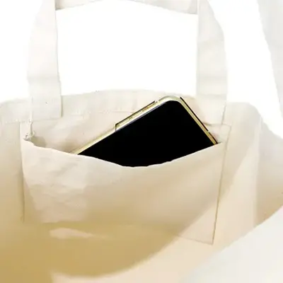 スマホなどの収納に便利なインナーポケット付きです。 スマホなどの収納に便利なインナーポケット付きです。