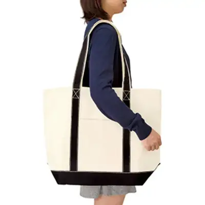 サイズ感。ラージサイズトートなのでお買い物やアウトドアレジャーなどで大活躍。 サイズ感。ラージサイズトートなのでお買い物やアウトドアレジャーなどで大活躍。