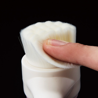 洗顔料と共に使用し、毛穴汚れも角質もスッキリオフ。凸凹の形状が心地よい。 洗顔料と共に使用し、毛穴汚れも角質もスッキリオフ。凸凹の形状が心地よい。