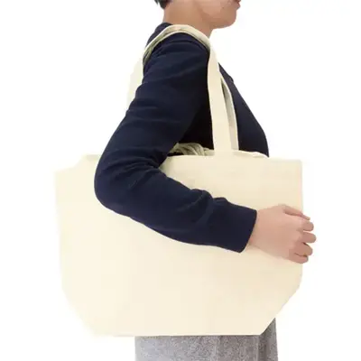 サイズイメージ。肩掛けもできる持ち手長さ。 サイズイメージ。肩掛けもできる持ち手長さ。