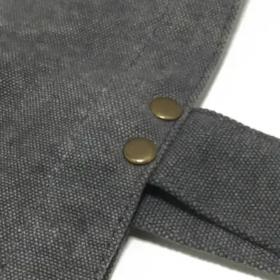 縫い合わせ箇所にはすべてスタッズが使用されています。 縫い合わせ箇所にはすべてスタッズが使用されています。