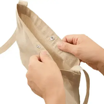 口元にはスナップボタンがついているので中身が見えにくく、中身が外に飛び出すのを防げます。 口元にはスナップボタンがついているので中身が見えにくく、中身が外に飛び出すのを防げます。