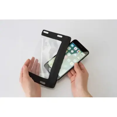 横位置から入れられるのでスマホなども入れやすいのが特徴。 横位置から入れられるのでスマホなども入れやすいのが特徴。