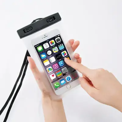 ポーチにスマホを入れたまま通話や操作ができます。 ポーチにスマホを入れたまま通話や操作ができます。