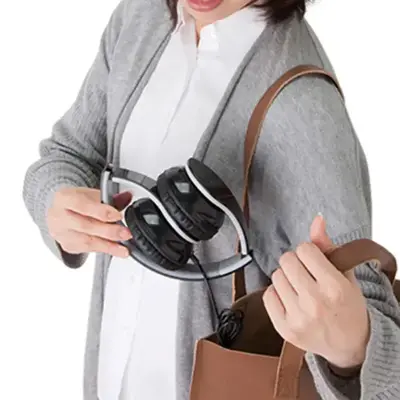 折りたためるのでバッグなどに入れての持ち運びも便利です。 折りたためるのでバッグなどに入れての持ち運びも便利です。