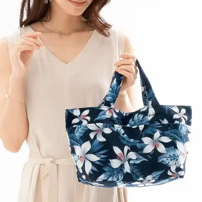 上品ネイビー×大胆花柄で大人リゾート気分。ラージサイズトートです。 上品ネイビー×大胆花柄で大人リゾート気分。ラージサイズトートです。
