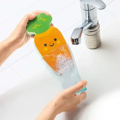 グラスやボトルの底の部分まで洗いやすいロングで入れやすい形状の野菜型スポンジです。