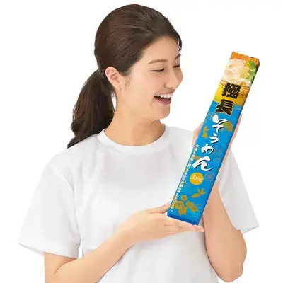 この女性とのサイズ比較でも長さのインパクトが伝わりますね。 この女性とのサイズ比較でも長さのインパクトが伝わりますね。