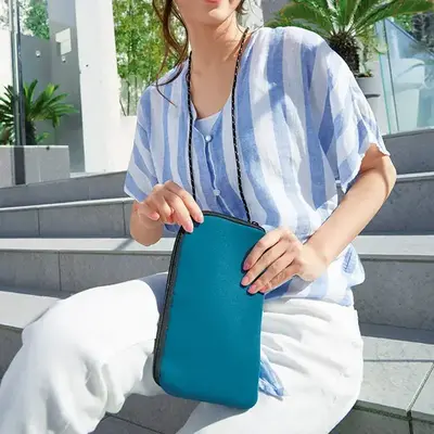 ストラップはアジャスター付きで長さ調整可能なサコッシュタイプのポーチです。 ストラップはアジャスター付きで長さ調整可能なサコッシュタイプのポーチです。
