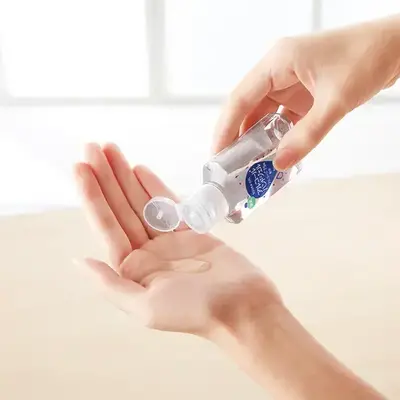 キャップを開け、適量を取り出し、手指にすり込んでください。 キャップを開け、適量を取り出し、手指にすり込んでください。