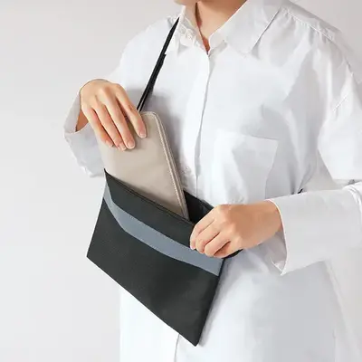 貴重品を身に着けておけるので避難所での盗難防止にも。 貴重品を身に着けておけるので避難所での盗難防止にも。