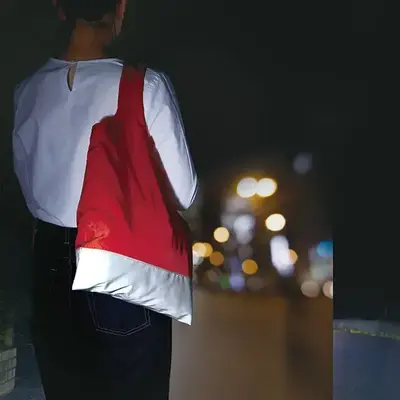 薄暗い夜道も光って安心。お子様用もバッグとしてもお使いいただきたいエコバッグです。 薄暗い夜道も光って安心。お子様用もバッグとしてもお使いいただきたいエコバッグです。