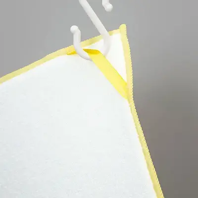 フックなどに引っ掛けて干しやすいコーナー紐付きです。 フックなどに引っ掛けて干しやすいコーナー紐付きです。