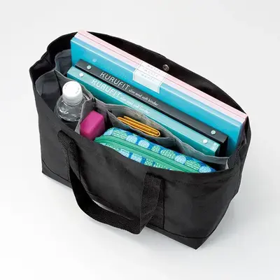 仕切り付きで整頓収納もお手の物。ファイルホルダーなども複数枚入れられます。 仕切り付きで整頓収納もお手の物。ファイルホルダーなども複数枚入れられます。