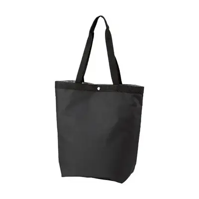 口元はスナップボタンになっているので荷物の飛び出しを防止できます。 口元はスナップボタンになっているので荷物の飛び出しを防止できます。