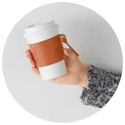 収納用ホルダーはコーヒーなどのカップホルダーとしても機能します。 収納用ホルダーはコーヒーなどのカップホルダーとしても機能します。