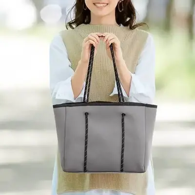 軽さも魅力のシンプルトートです。 軽さも魅力のシンプルトートです。
