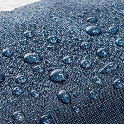 撥水状態拡大イメージ。傘やカバーを振れば水が飛んでいきます。