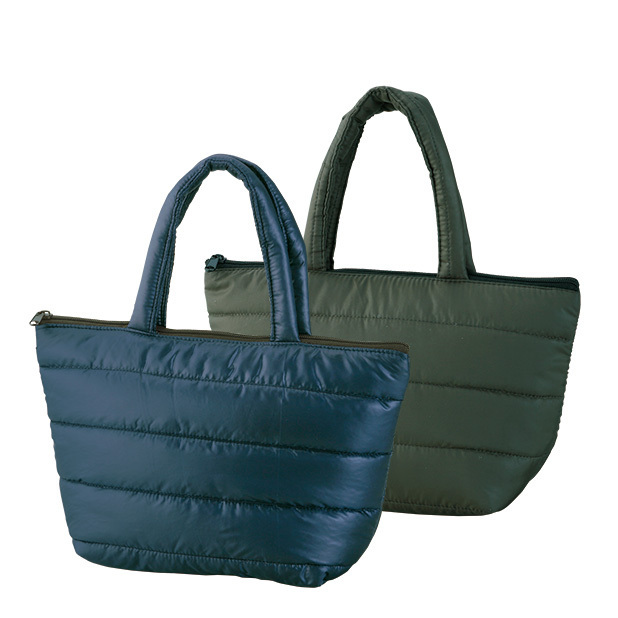 中綿入りキルティング生地でできたバッグは、寒い季節にピッタリ。