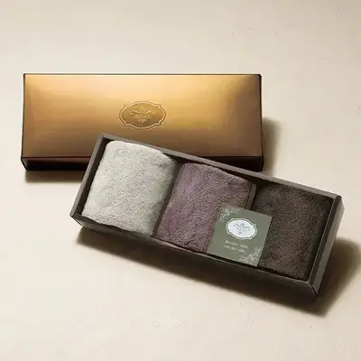 アースカラーの3枚のミニタオルをブロンズのパッケージにきれいに入れられたボックスギフトです。