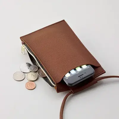サイドのファスナーポケットには小銭や鍵などを入れられます。