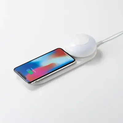 Qi規格対応スマホなら置くだけで充電できます。 Qi規格対応スマホなら置くだけで充電できます。
