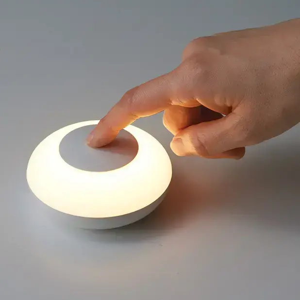 ボタンを押すだけでライトが点灯。ライトの調光もできます。